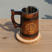 Wooden Beer Mug with Coaster – 600 ML / 20.2 OZ Barrel-Shape Tankard, Solid Wood Exterior & Stainless Steel Inner Cup – Rustic Bar Mug, Gift for Men, Father’s Day, Christmas & Birthday