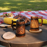 Wooden Beer Mug with Coaster – 600 ML / 20.2 OZ Barrel-Shape Tankard, Solid Wood Exterior & Stainless Steel Inner Cup – Rustic Bar Mug, Gift for Men, Father’s Day, Christmas & Birthday